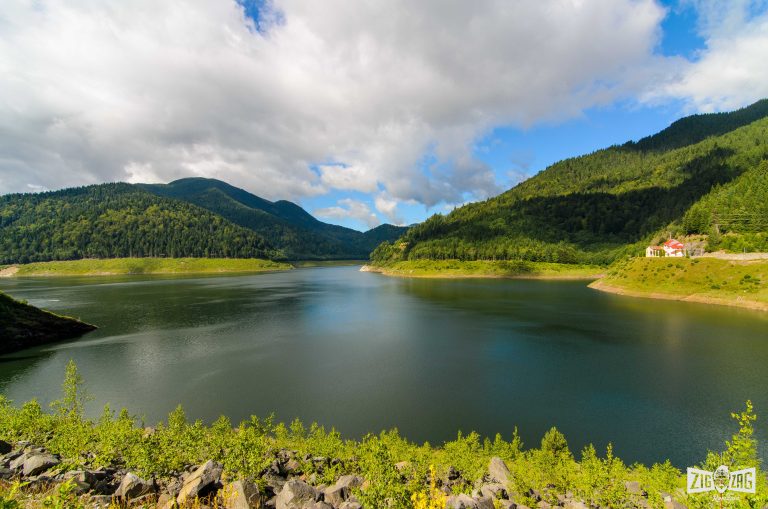 lacul-gura-apelor-panorama