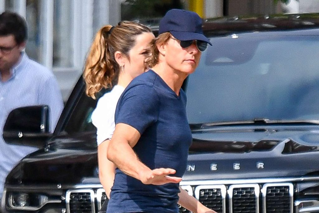 tom-cruise-ana-de-armas-holding-hands-1-072925-42684a8694334a699a6be1ba8fc5a0fb