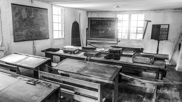 classroom-2196663_1280