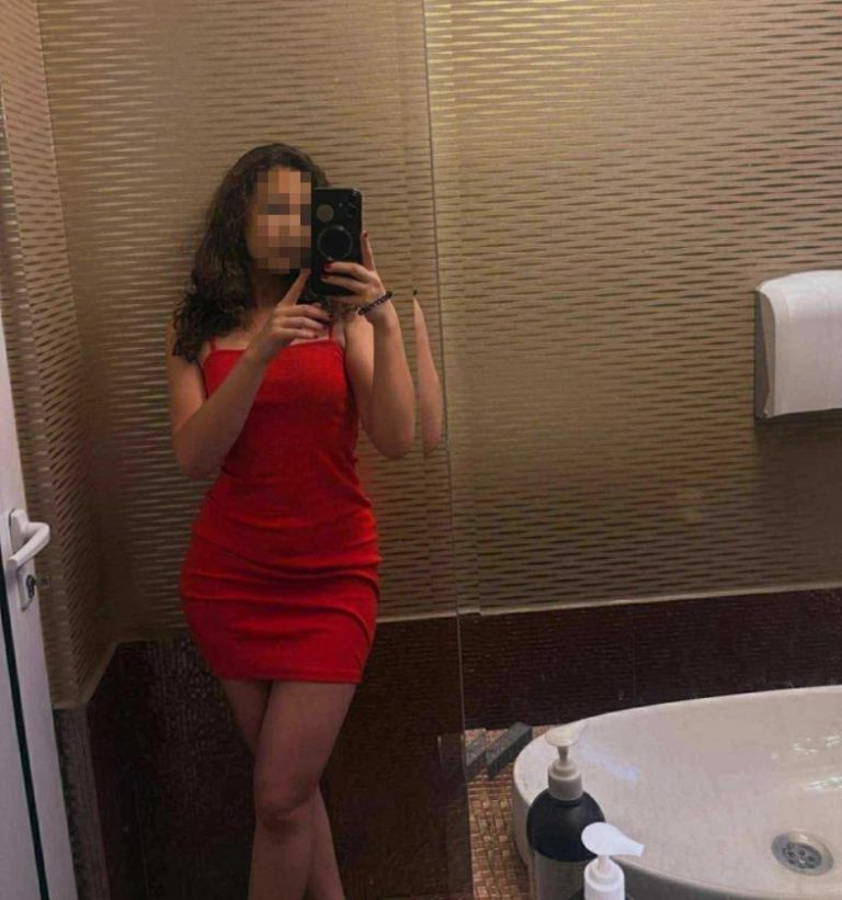 niste-elevi-din-iasi-si-au-gasit-profesoara-de-biologie-pe-videochat-au-facut-capturi-indecente-cu-ea-si-le-au-distribuit-la-tot-liceu-1018696