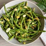 salata-de-fasole-verde-cu-usturoi-copt