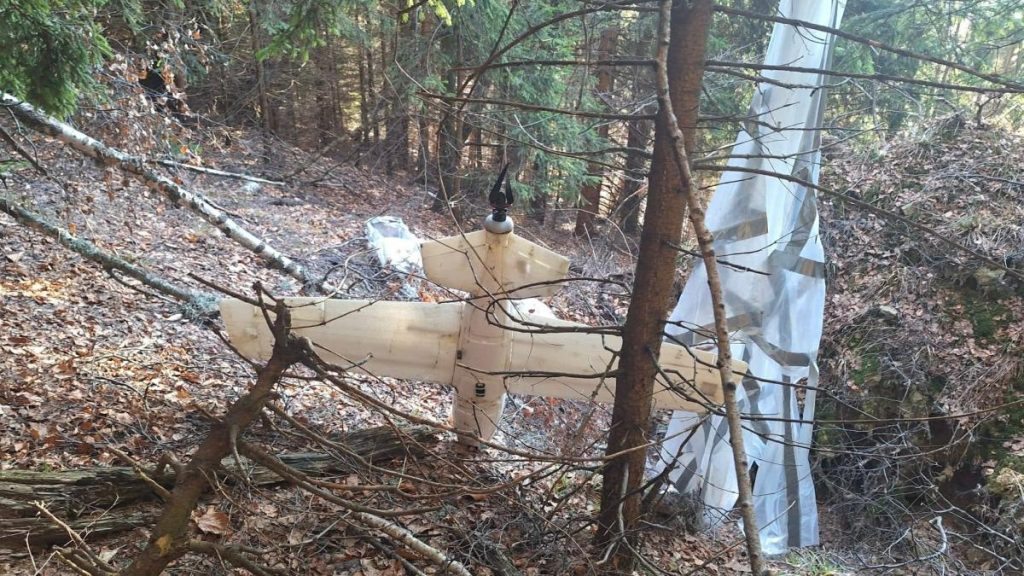 alerta-in-arges-o-drona-a-fost-gasita-prabusita-intr-o-padure-cu-o-parasuta-atasata-de-ea-1033033