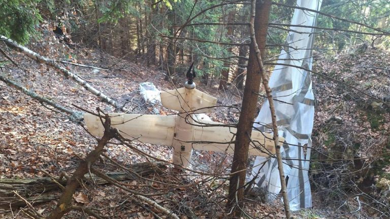 alerta-in-arges-o-drona-a-fost-gasita-prabusita-intr-o-padure-cu-o-parasuta-atasata-de-ea-1033033